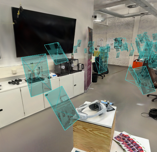 Screenshot aus dem im Tutorial gezeigten 3DGS-Viewer. Dieser zeigt eine Rekonstruktion des Immersive Education Labs der Bergischen Universität Wuppertal mit überblendeten Kameraansichten.